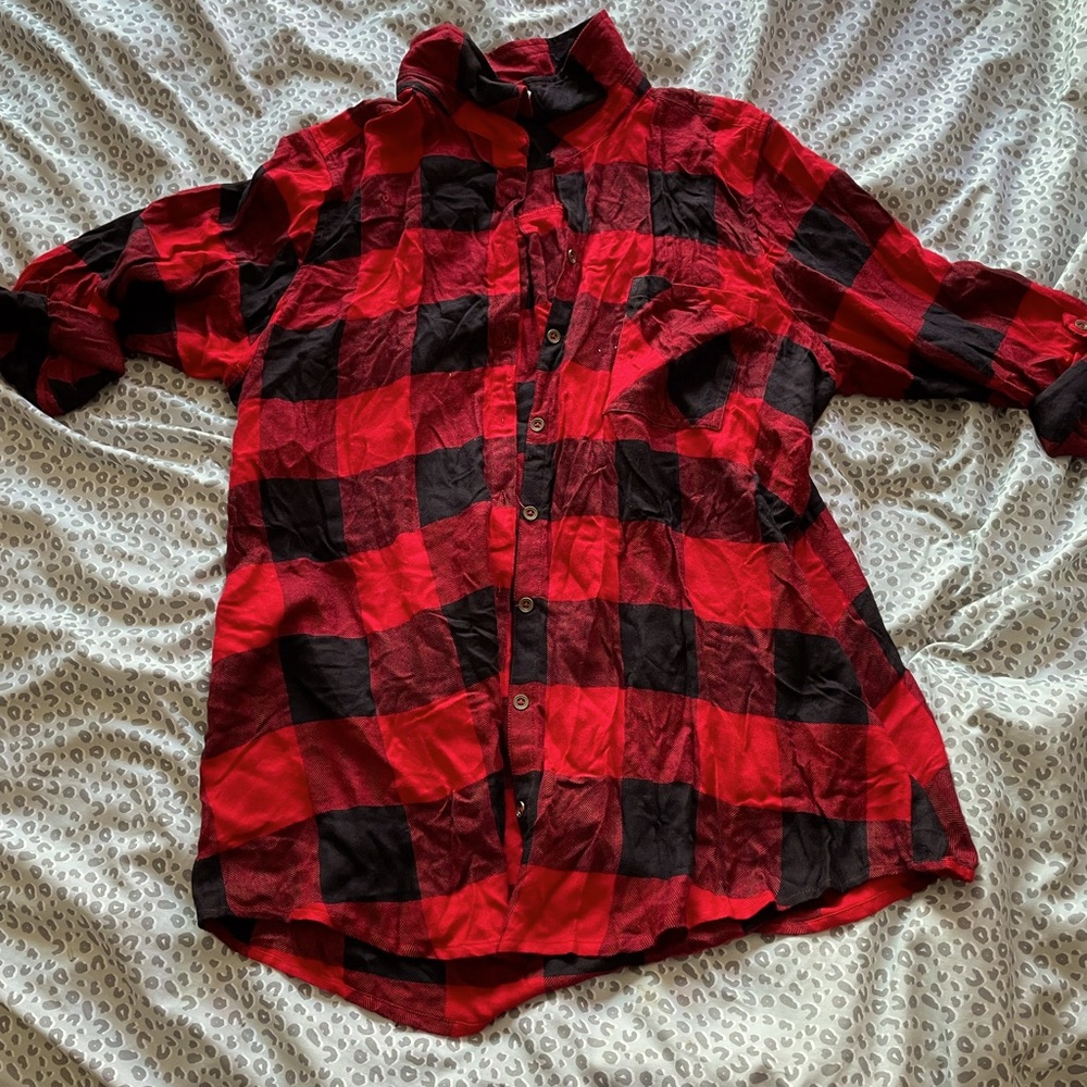 Maurice’s red Buffalo plaid button up with adjustable sleeves. Size XXL